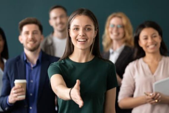 ragazza tende la mano con persone sullo sfondo