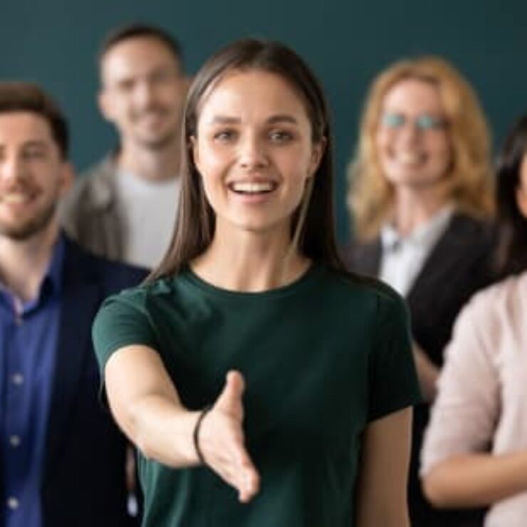 ragazza tende la mano con persone sullo sfondo